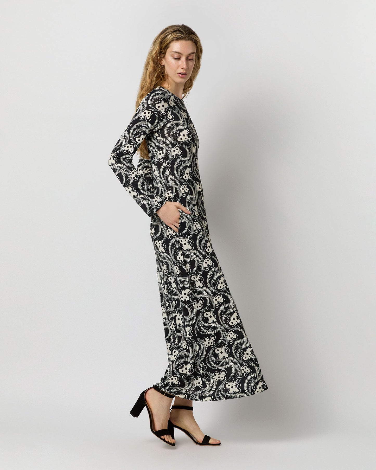 Long Sleeve Swing Dress in Black/White Aperol Flowy Jersey